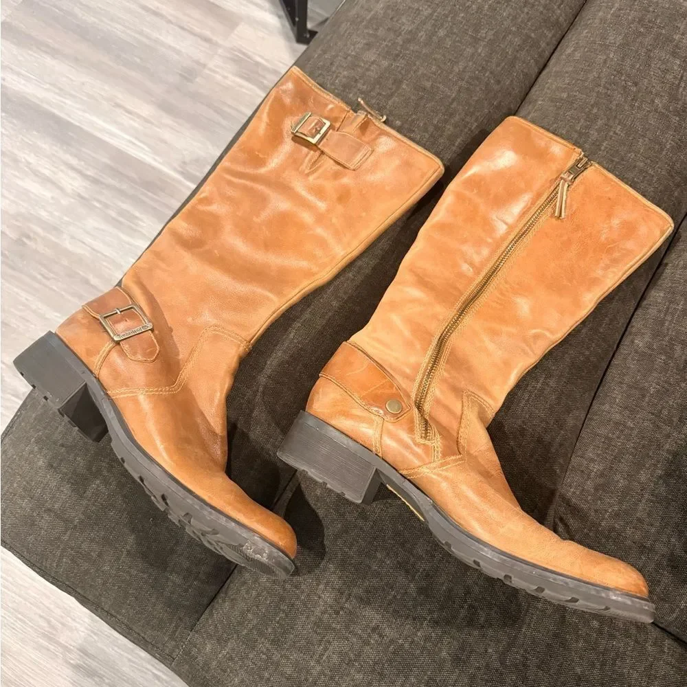 Wonen’s Timberland Distressed Leather Boots